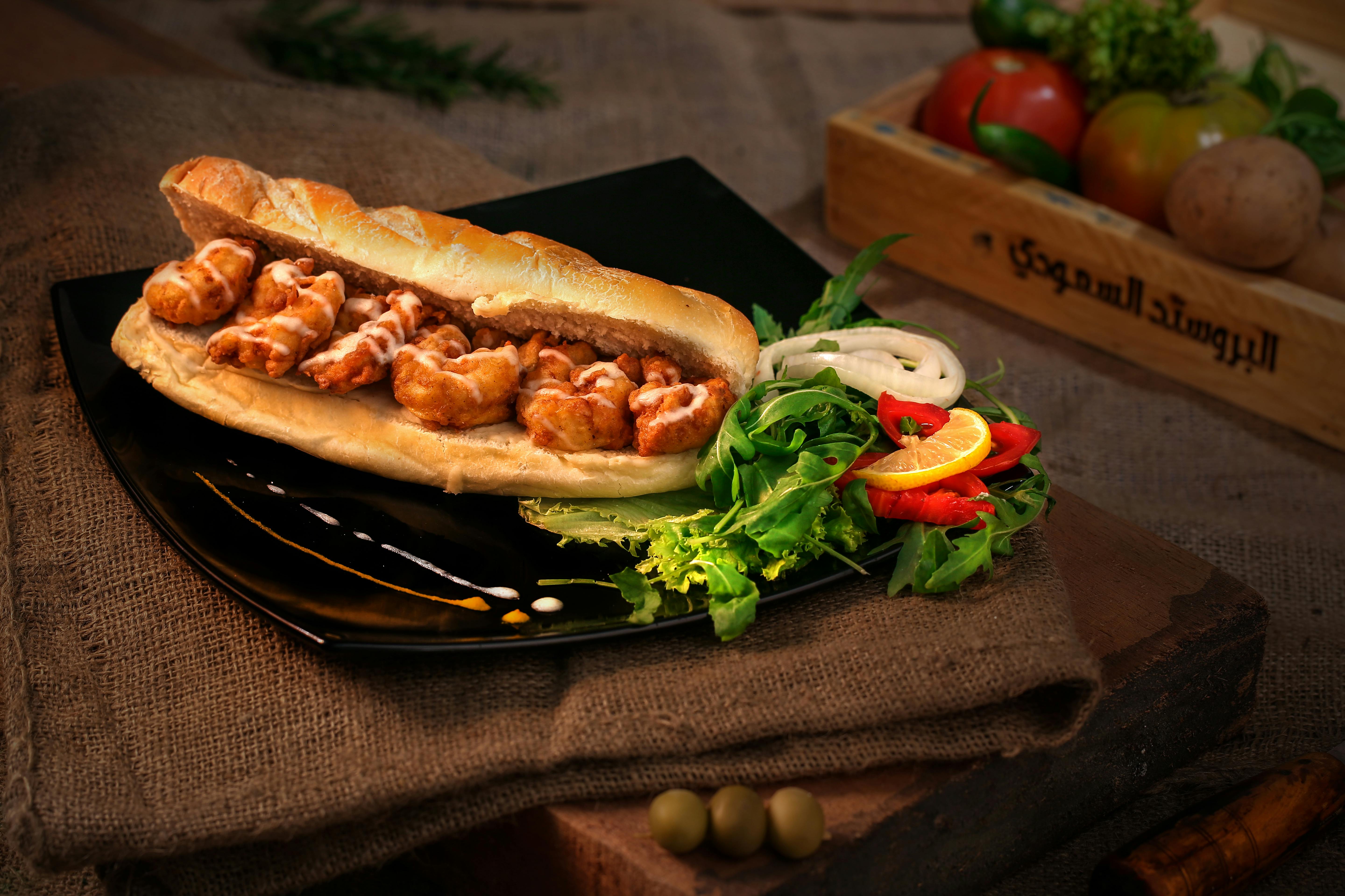 在乡村环境中，开胃鸡肉三明治搭配新鲜的沙拉