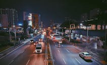 繁忙的高速公路、充满活力的城市生活与夜间照明的摩天大楼