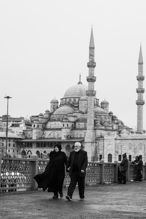 Kostenloses Stock Foto zu frau, gehen, islamische architektur