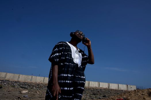 Homme en habit indigo