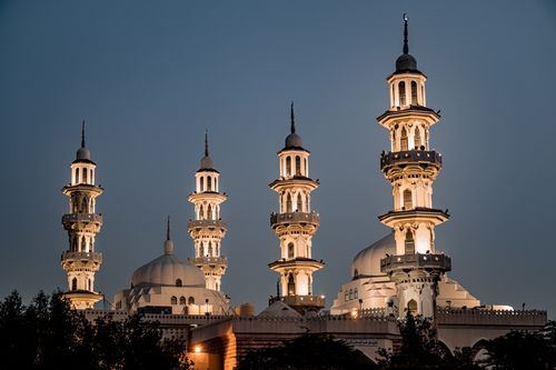 Free A stunning capture of a mosque with illuminated minarets in Kuwait City during the evening twilight. Stock Photo