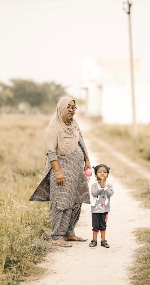 Kostenloses Stock Foto zu frau, fußweg, hijab