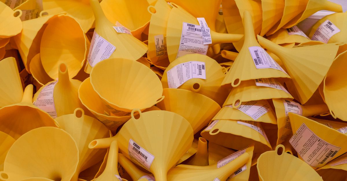 Objects arranged from many to few representing data prioritisation in SEO competitor analysis