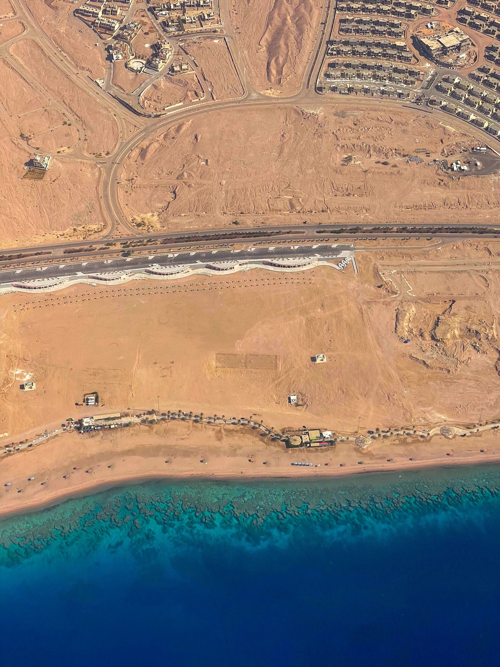 Costa desértica de Aqaba junto a las aguas del Mar Rojo, Jordania