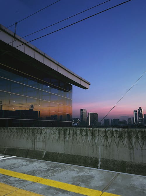 altın rengi gün batımı, altından, bina içeren Ücretsiz stok fotoğraf