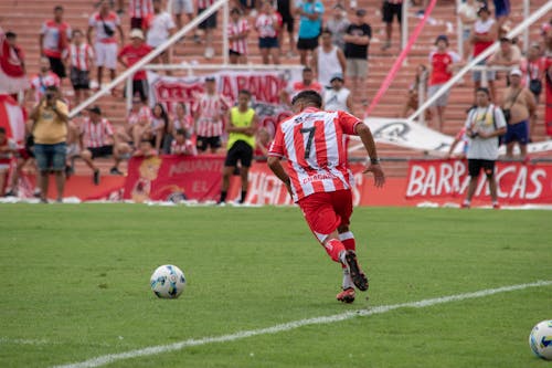 adam, çalmak, Futbol içeren Ücretsiz stok fotoğraf