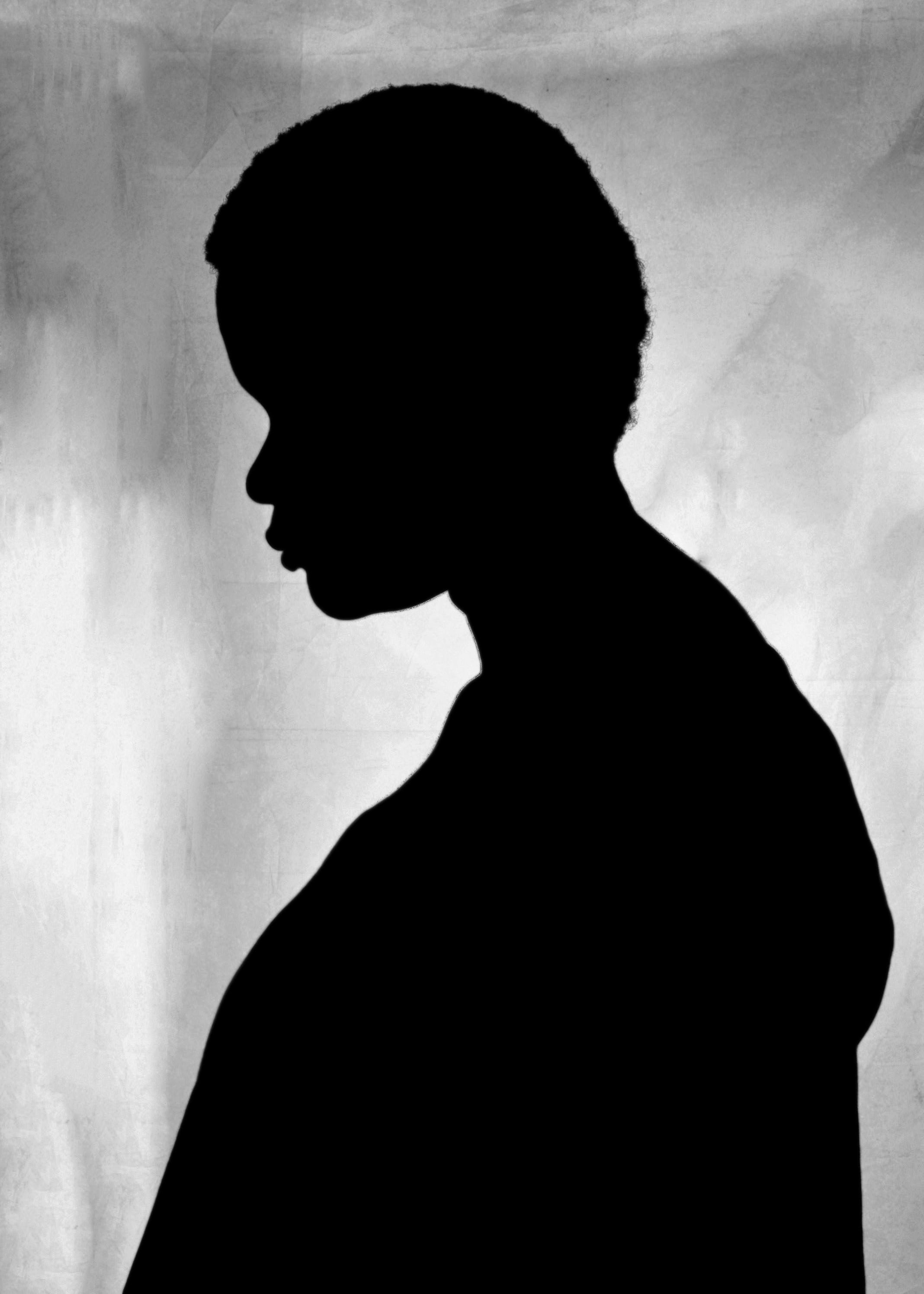 Photo gratuite de femme noir et blanc silhouette tir vertical vrais