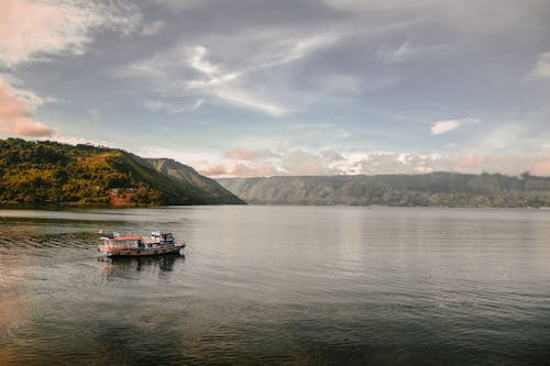 山附近水体的风景摄影