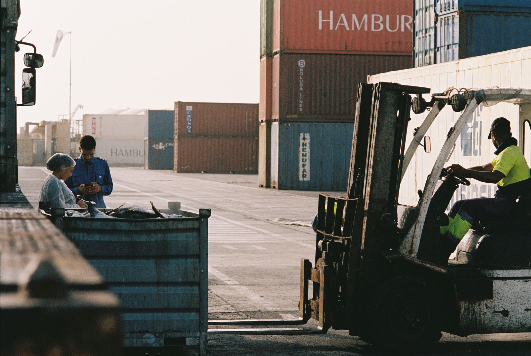 Gestapelte Seecontainer in einem Containerhafen