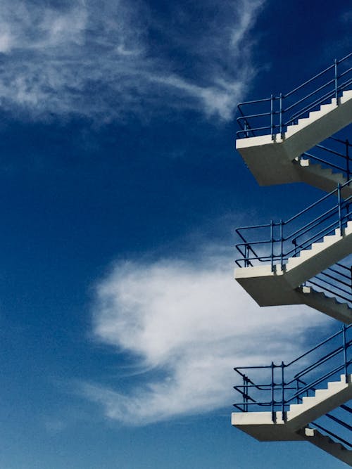 Fotos de stock gratuitas de cielo azul, escaleras de hormigón, exterior del edificio