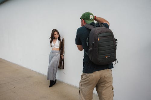 Foto profissional grátis de boné, cabelo comprido, de pé