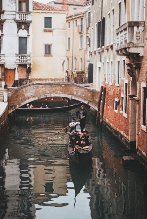 Foto d'estoc gratuïta de barca, canal, edificis