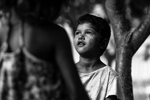 Free A thoughtful black and white portrait of children playing in an Indian park. Stock Photo