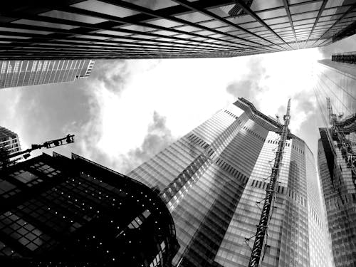 無料 高層ビルのグレースケールローアングルビュー 写真素材