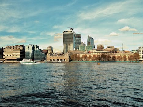 泰晤士河沿岸的现代建筑与伦敦天际线的标志性景观相映成趣