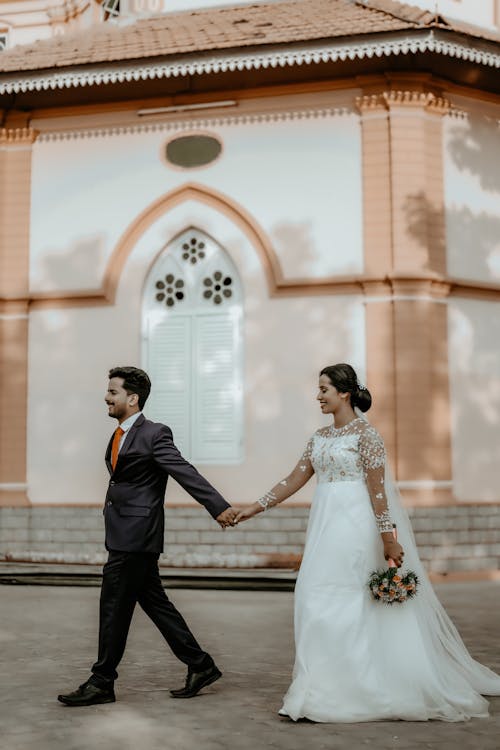 Foto profissional grátis de andando, buquê, construção