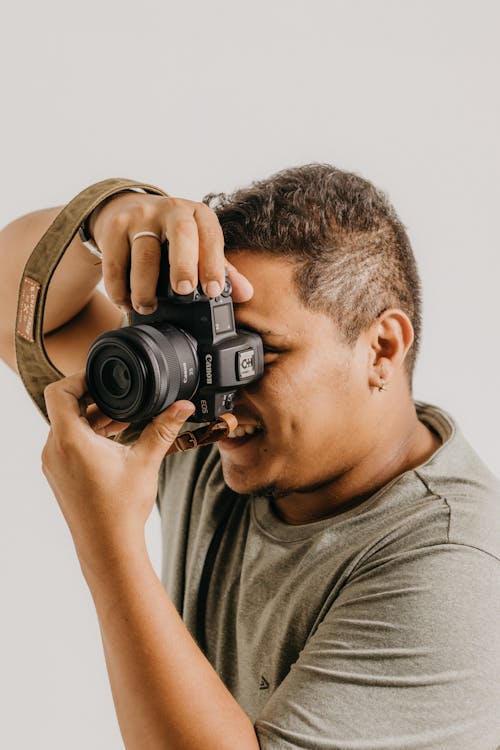 Základová fotografie zdarma na téma bílé pozadí, držení, fotit