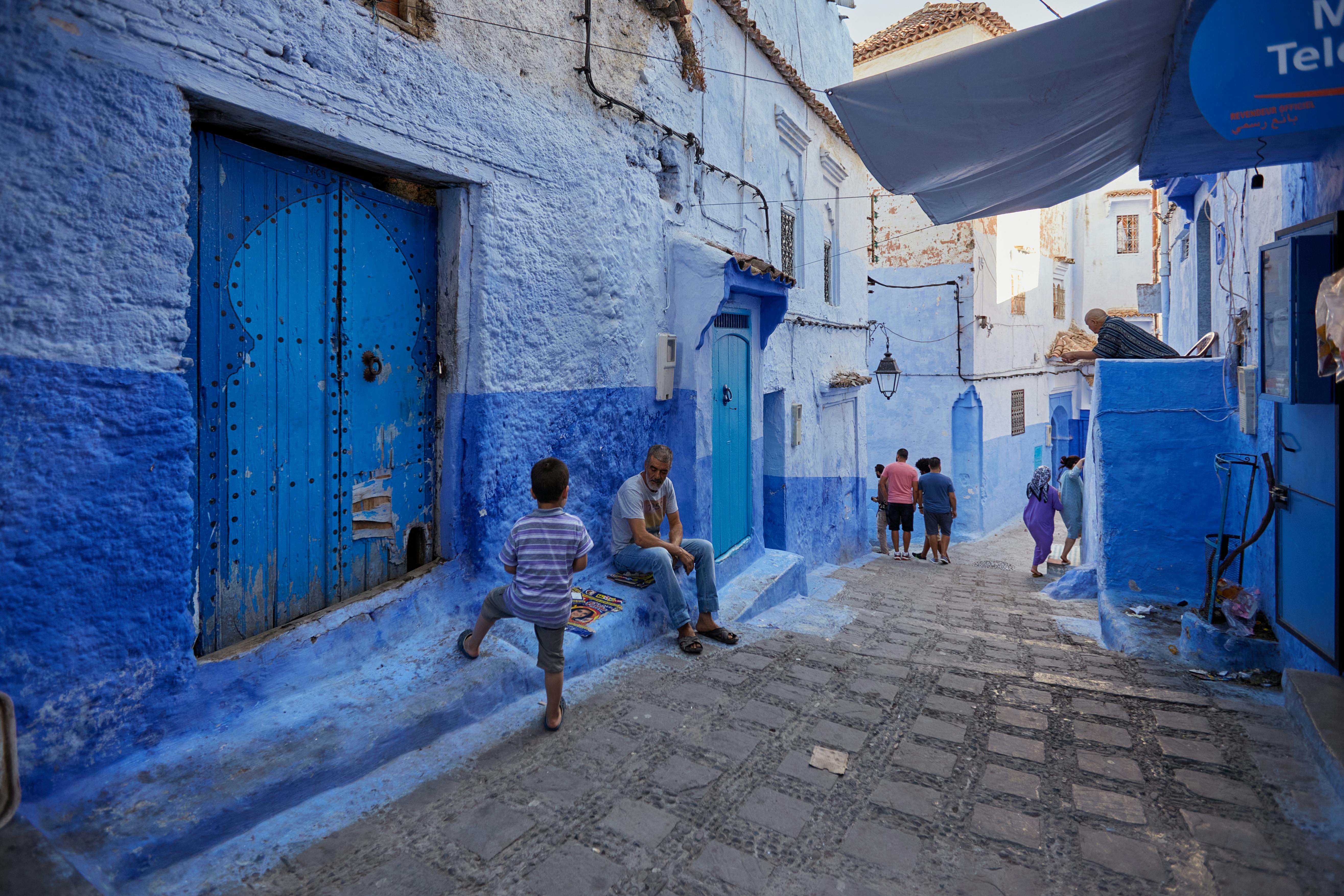 Бесплатные стоковые фото на тему chefchaouen, голубые дома, город, города,  городской, жилой, жилые районы, люди, марокко, узкий переулок