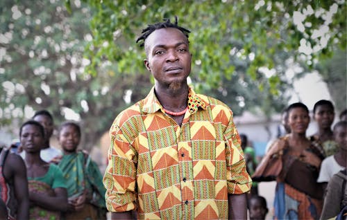 Foto d'estoc gratuïta de cabells a l'estil rastafari, camisa, collaret