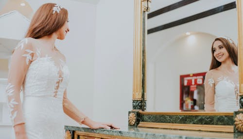 Безкоштовне стокове фото на тему «весільна сукня, весільна фотографія, віддзеркалення»