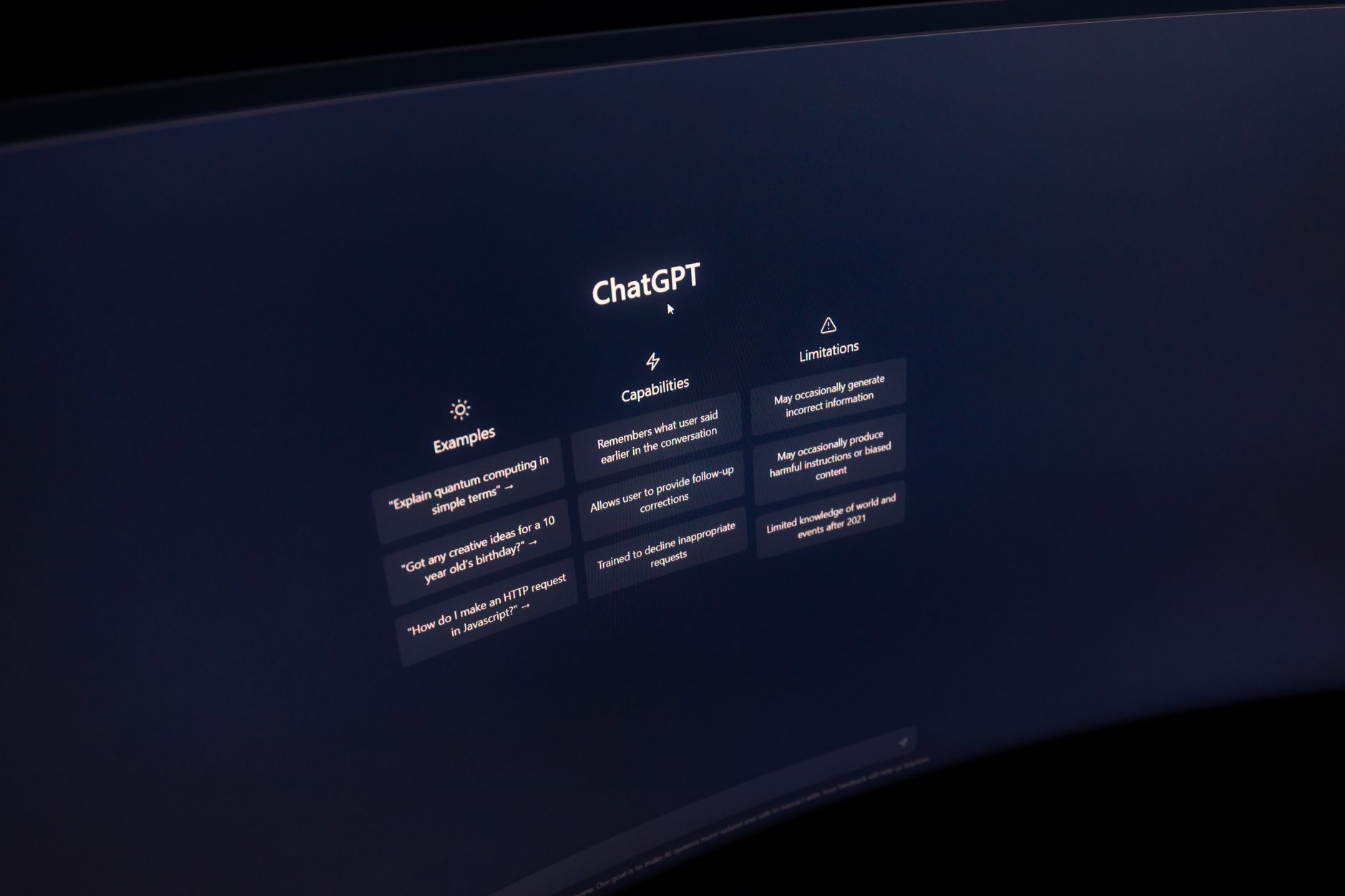 Écran d'ordinateur affichant l'interface ChatGPT dans un environnement de travail