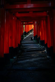 穿过红色鸟居门，通往日本寺庙台阶的景色十分壮观
