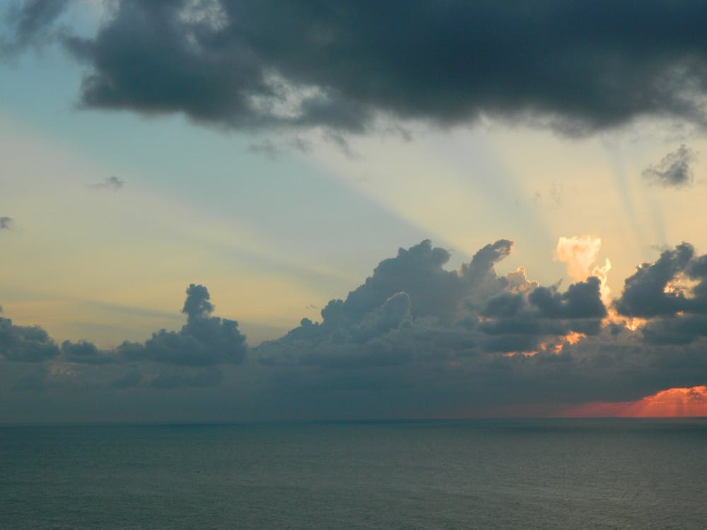 Ücretsiz Gri Bulutların Altında Dalgalı Okyanus Stok Fotoğraflar