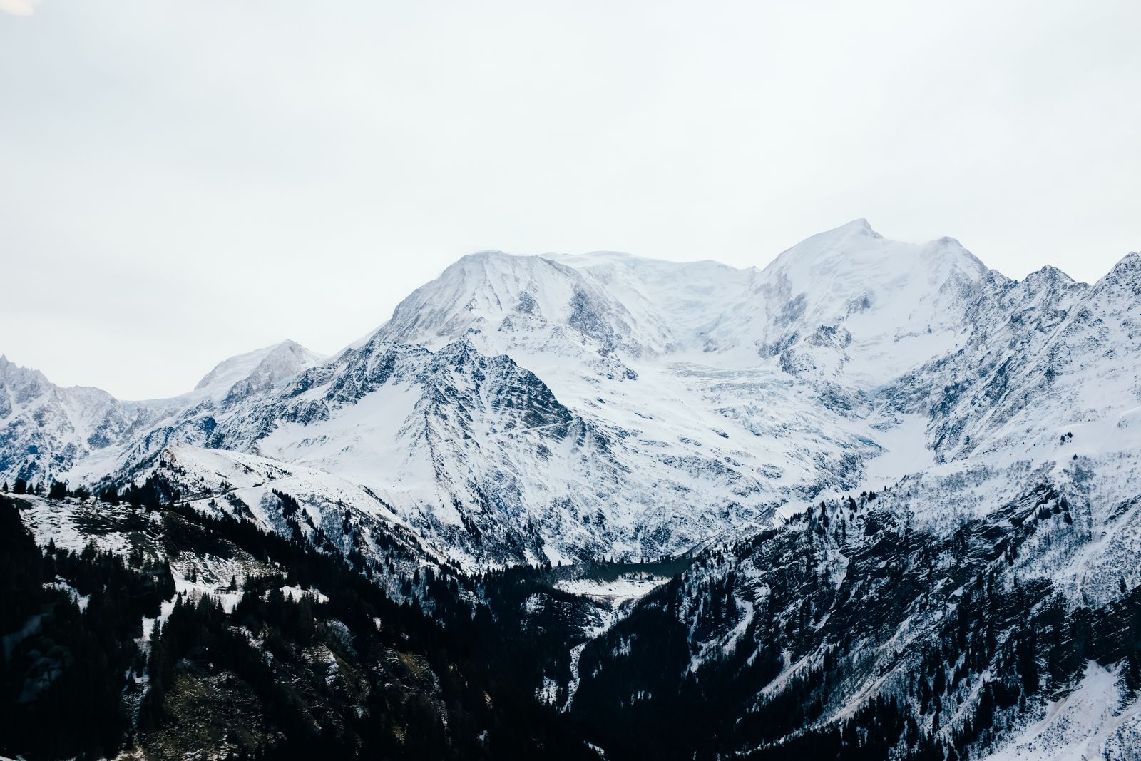 Illustrative winter mountain retreat landscape — Adrien Olichon on Pexels
