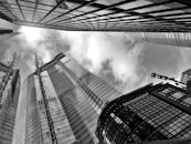 从低角度拍摄，戏剧性的黑白摩天大楼捕捉了城市建筑的景象