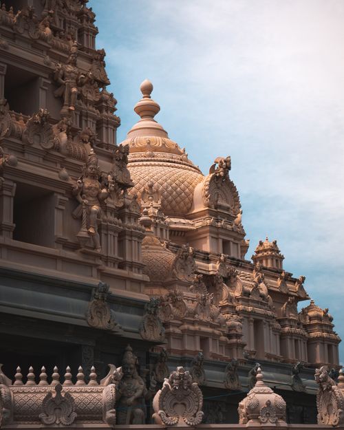 Free Detailed facade of Chhatarpur Temple in Delhi showcasing intricate architecture. Stock Photo