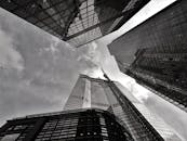 低角度的当代摩天大楼和玻璃幕墙映衬着多云的天空