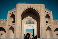 探索传统伊斯兰建筑的美丽，欣赏其突出的拱门与复杂的砖砌