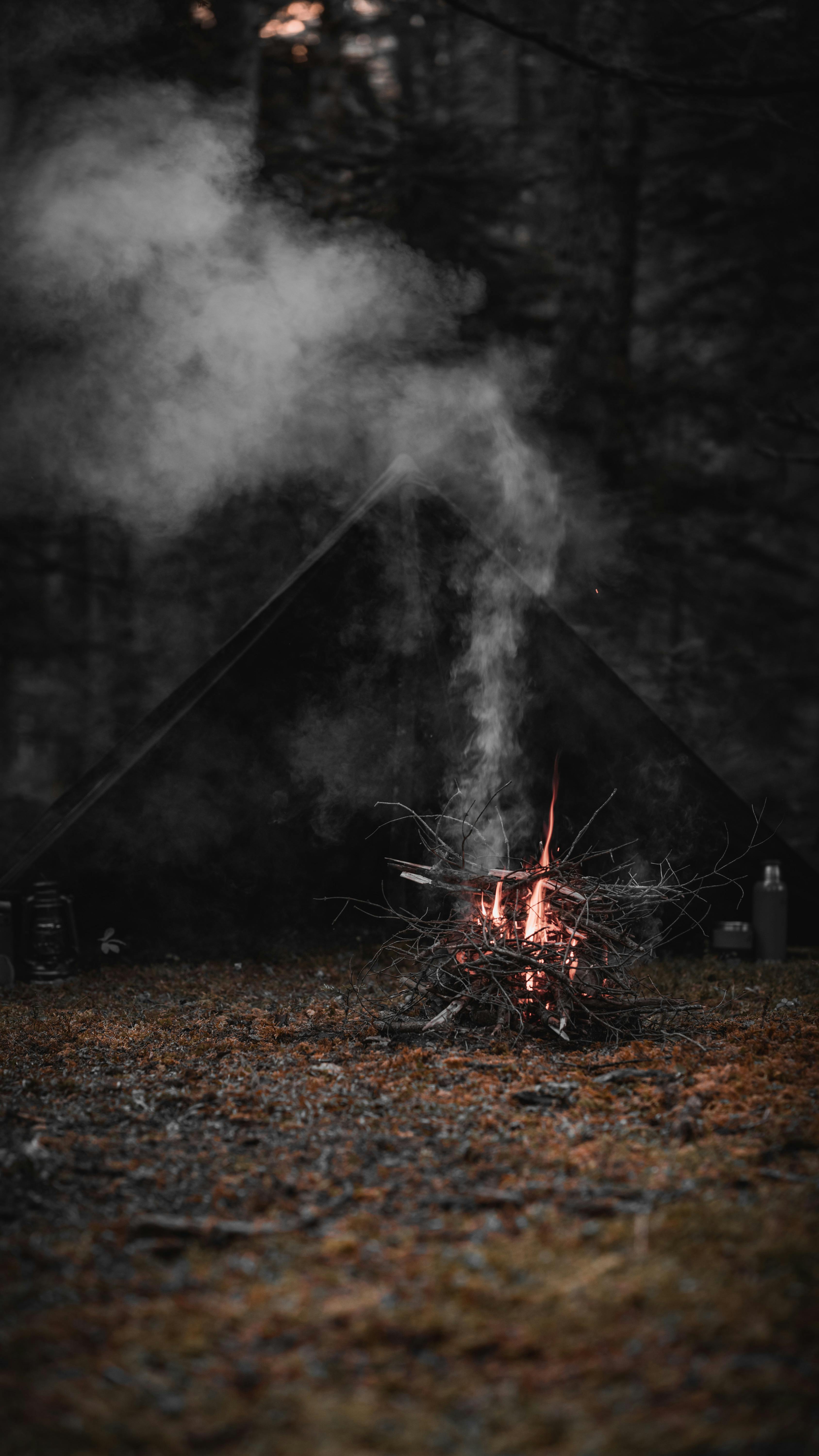 Campfire smoke fotografías e imágenes de alta resolución - Alamy