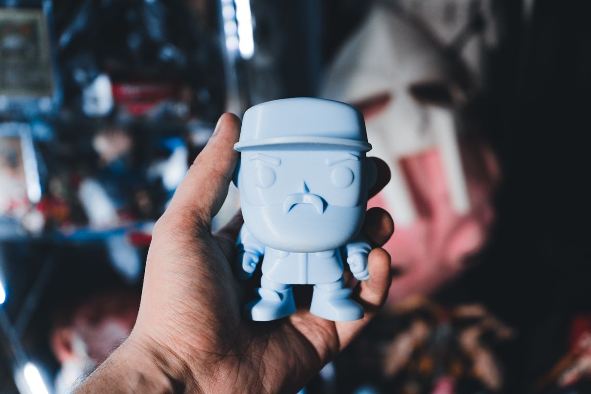 Mao segurando action figure para destacar acabamento e escala