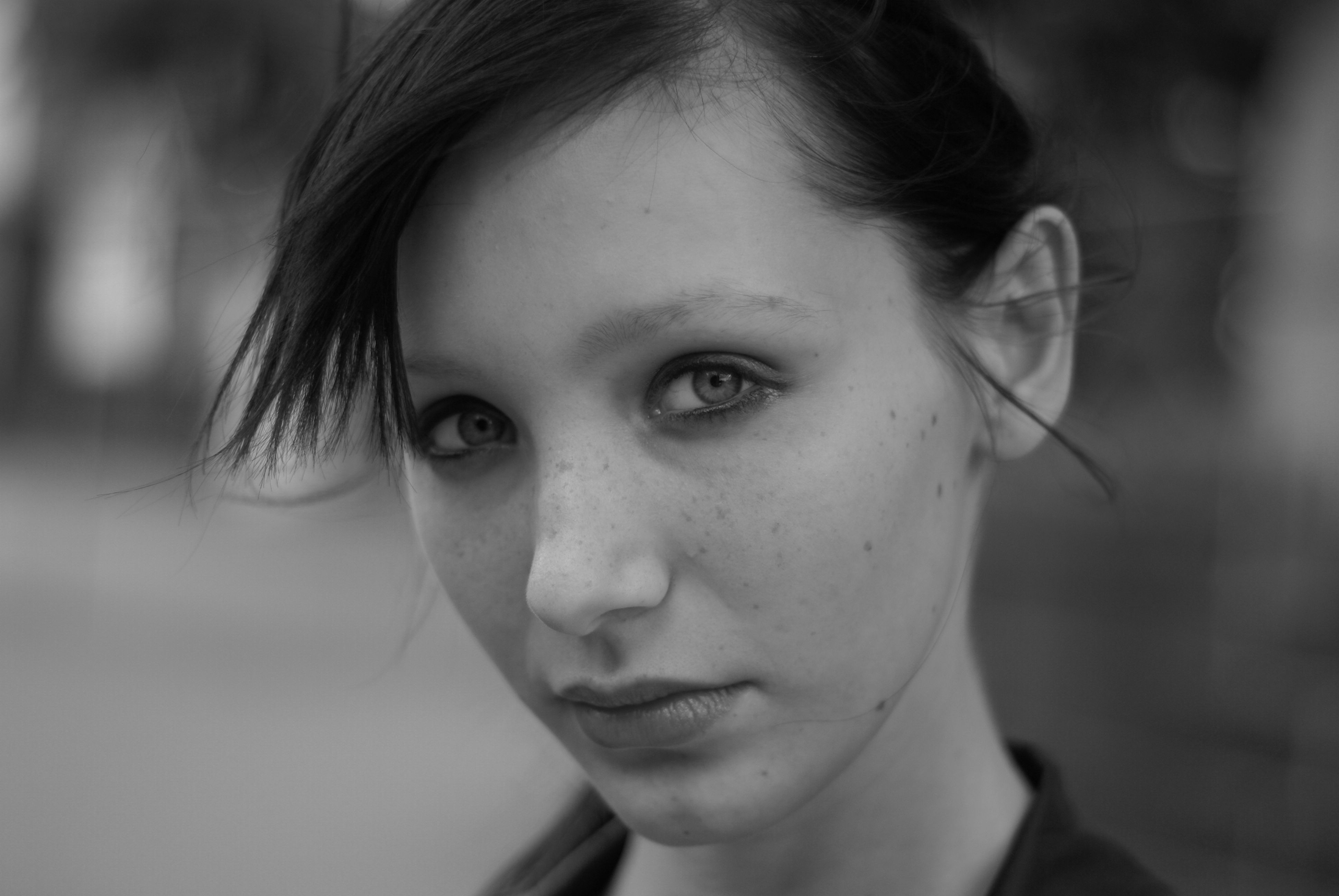 A black and white photo of a woman with freckles · Free Stock Photo
