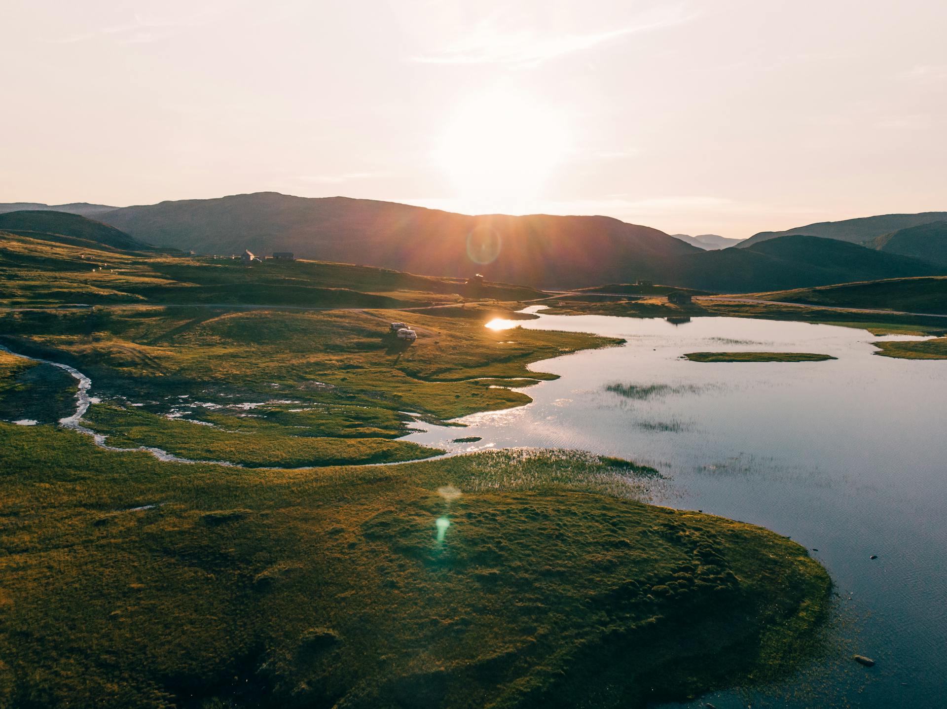 Spot nature pres d'un lac en norvége en voyage vanlife