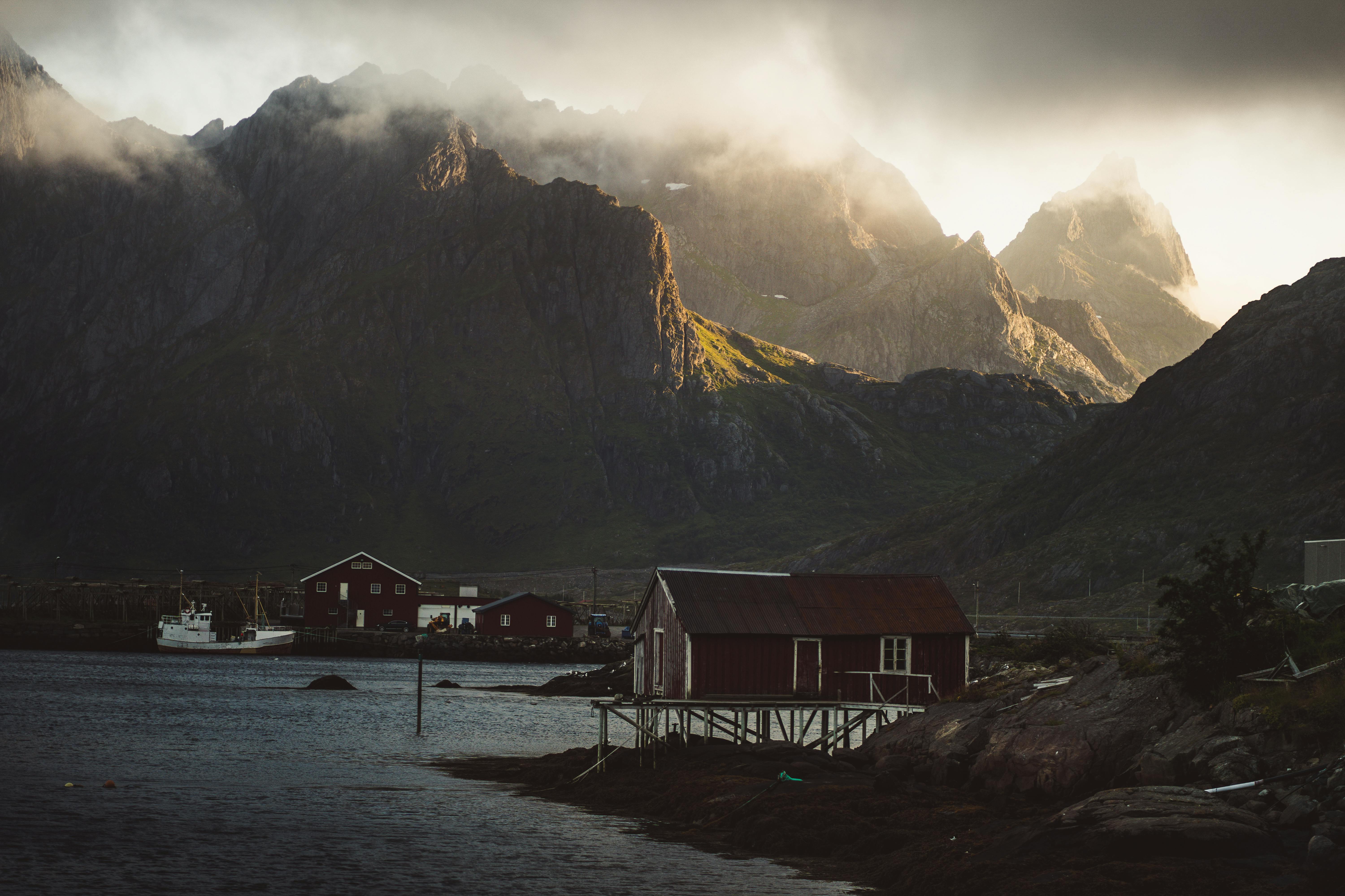 cabane sur le bord des fjord en novege