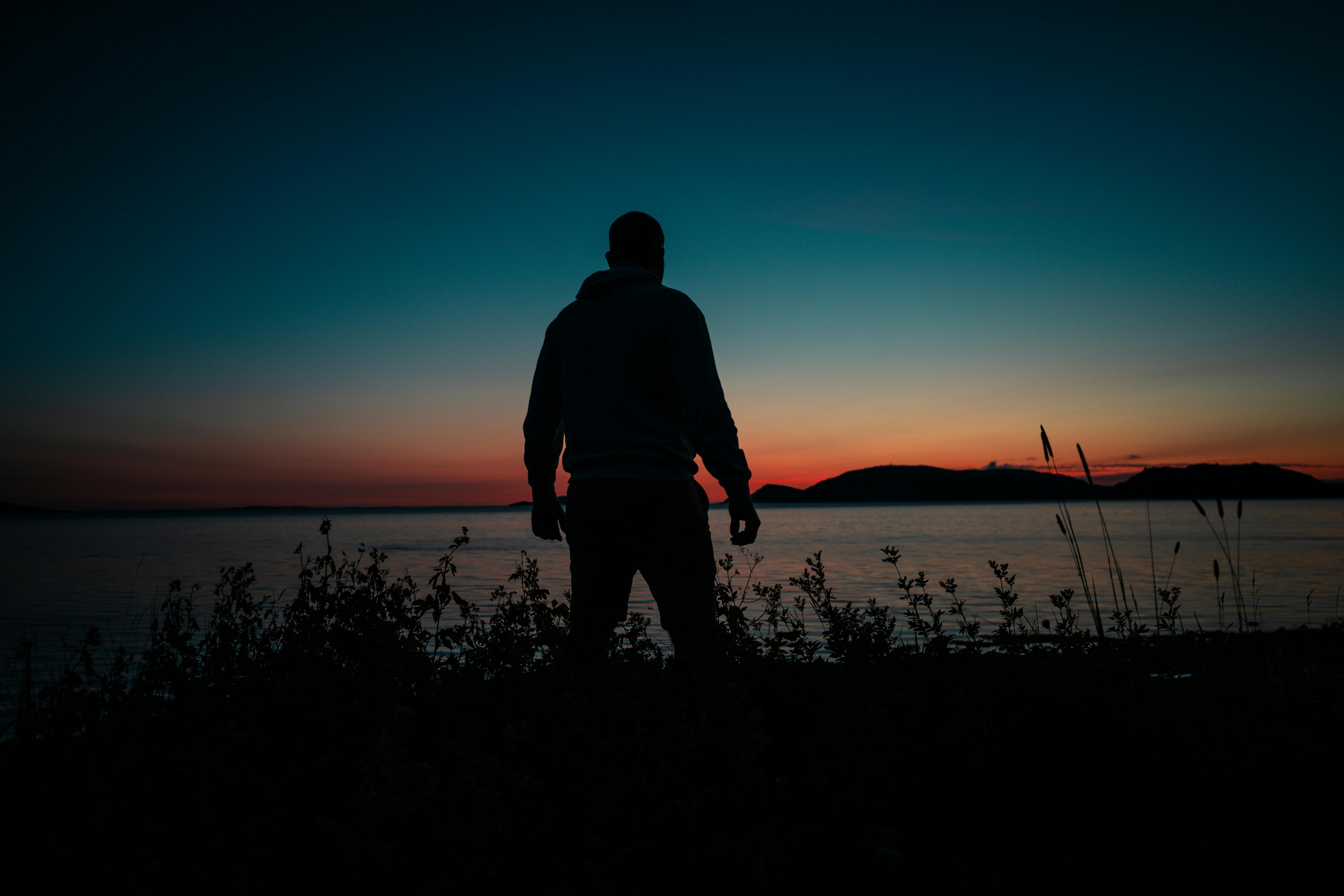 Un Homme Seul Face A La Mer · Free Stock Photo