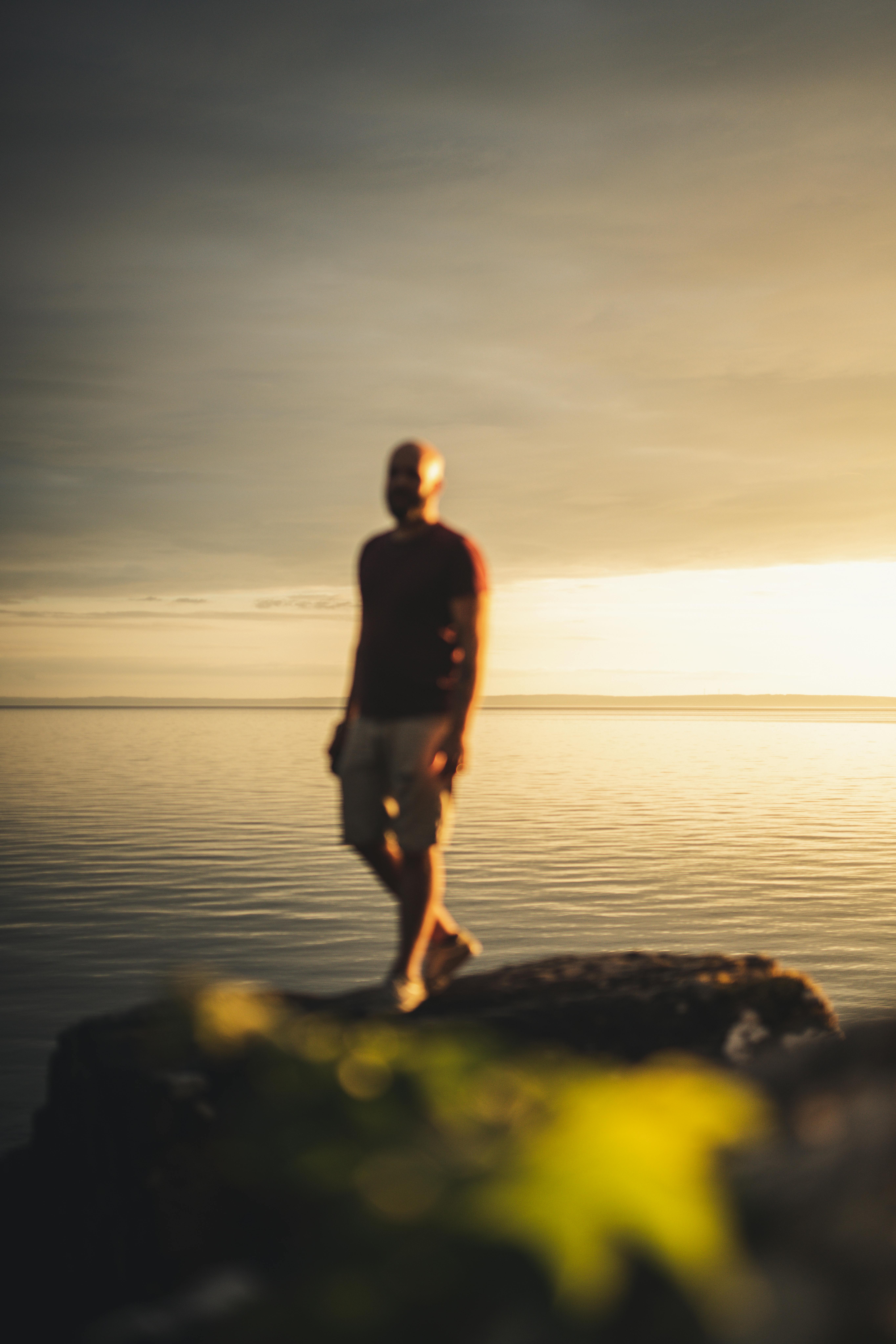Wanderer trägt ein kleines Kamerakit auf einem Pfad
