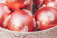 明亮的红色圣诞饰品搭配雪灵感设计，是完美的节日装饰