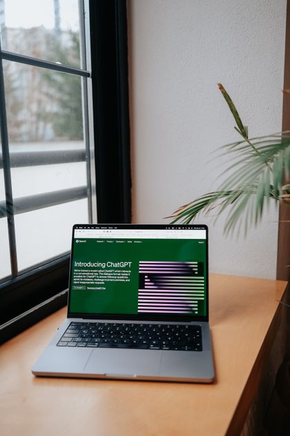 Laptop met ChatGPT geopend, vindbaar worden in AI-zoekmachines