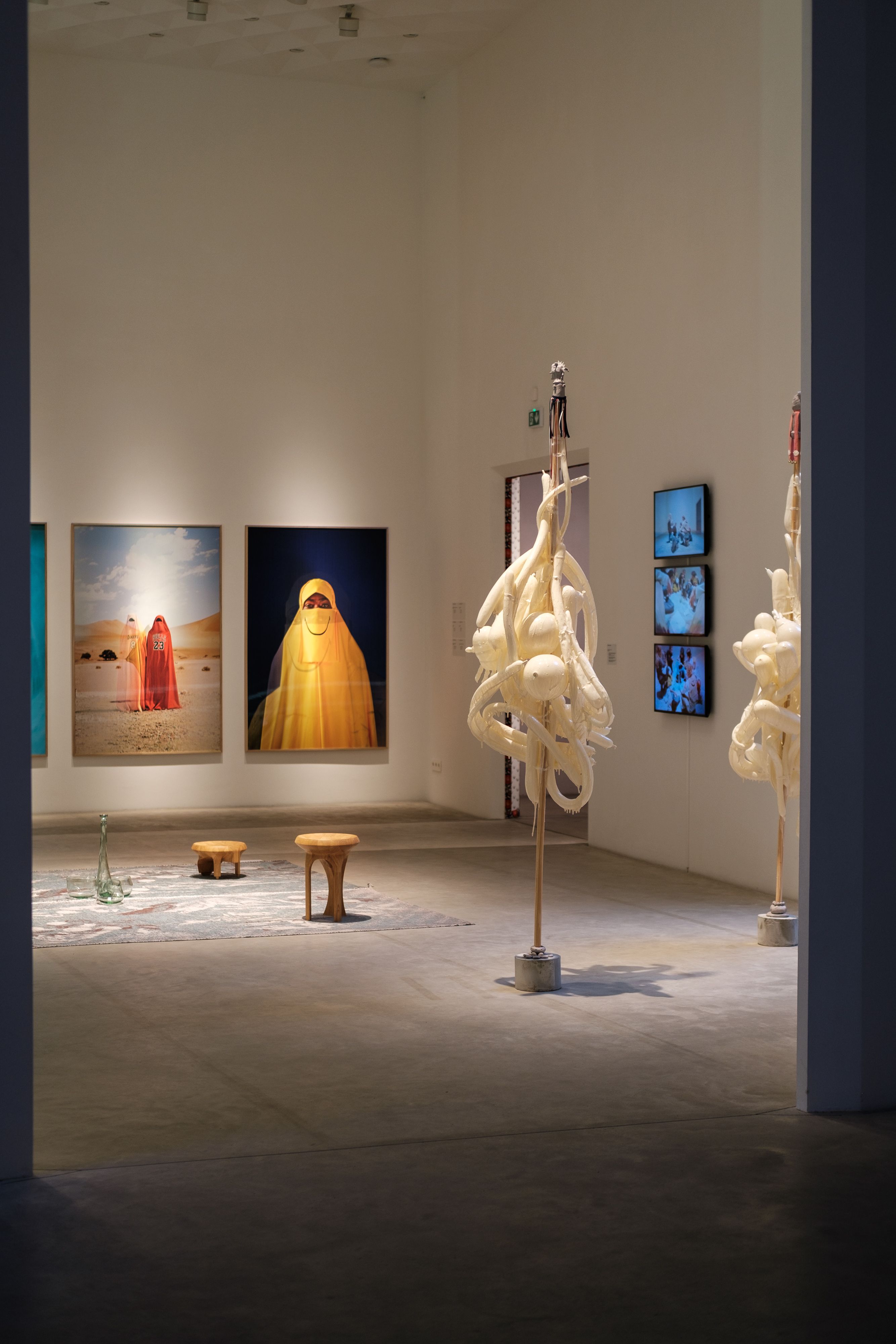 Sculpture et photographies dans une galerie d’art contemporain