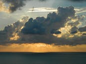 海上日出时，阳光穿透了引人注目的云层