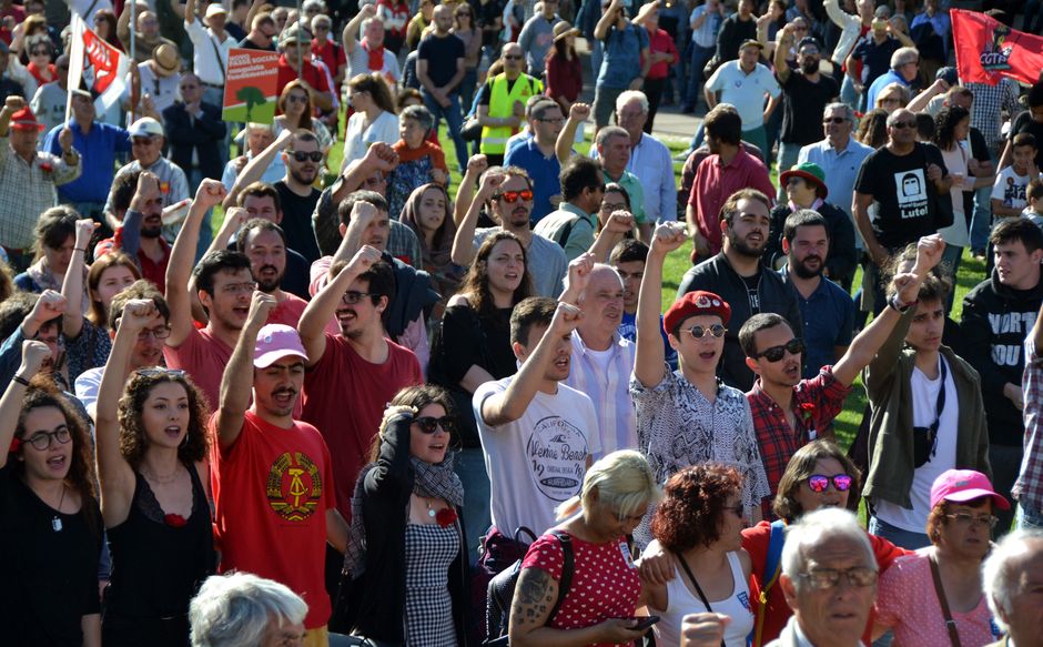 Un gran grupo de personas reunidas en Lisboa para una manifestación política.