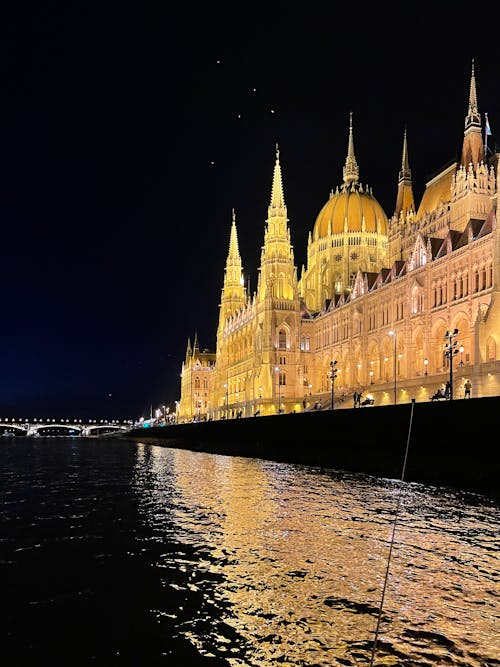 Kostnadsfri bild av budapestets parlament, Donaufloden, staden på natten