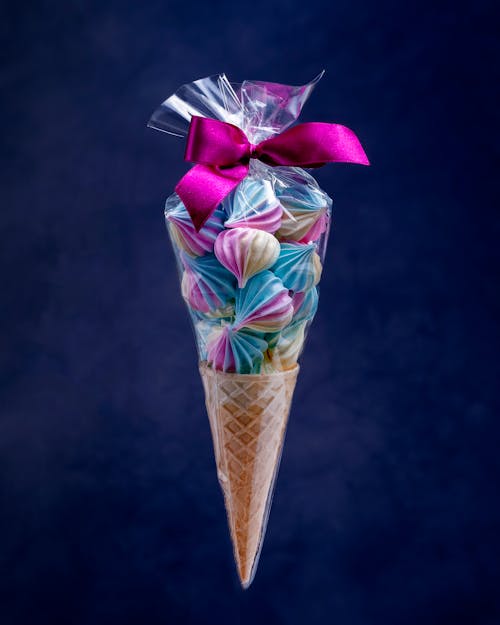 冰淇淋甜筒, 垂直拍摄, 深蓝色背景 的 免费素材图片