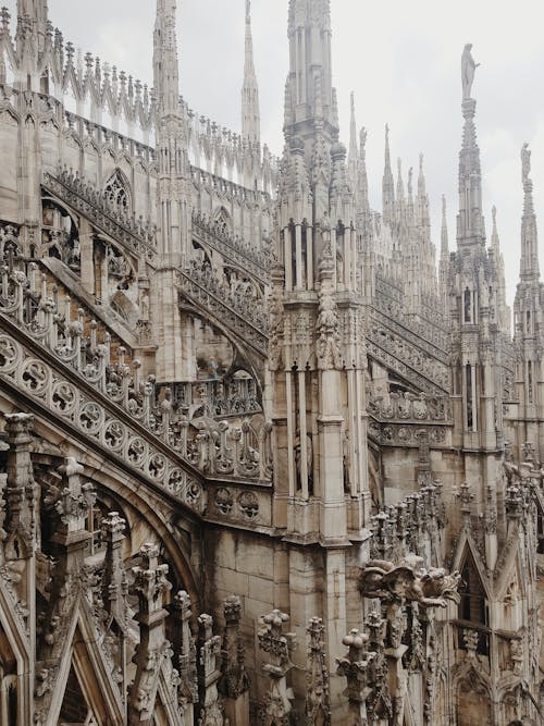 Gratis arkivbilde med arkitektoniske detaljer, bygningens eksteriør, duomo di milano