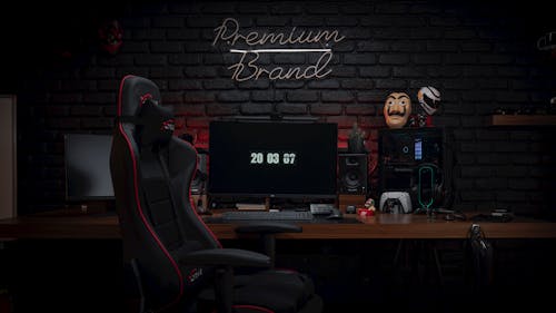 Free A gaming chair and desk with a computer monitor Stock Photo