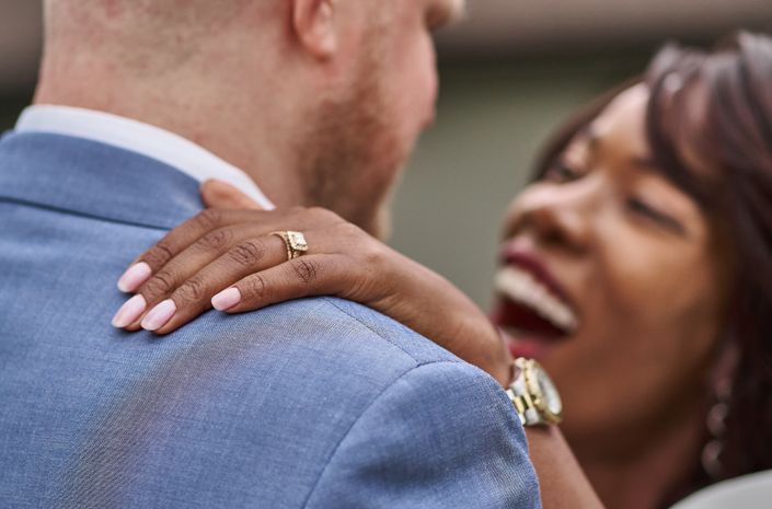 Online dating: starting a conversation on a niche platform