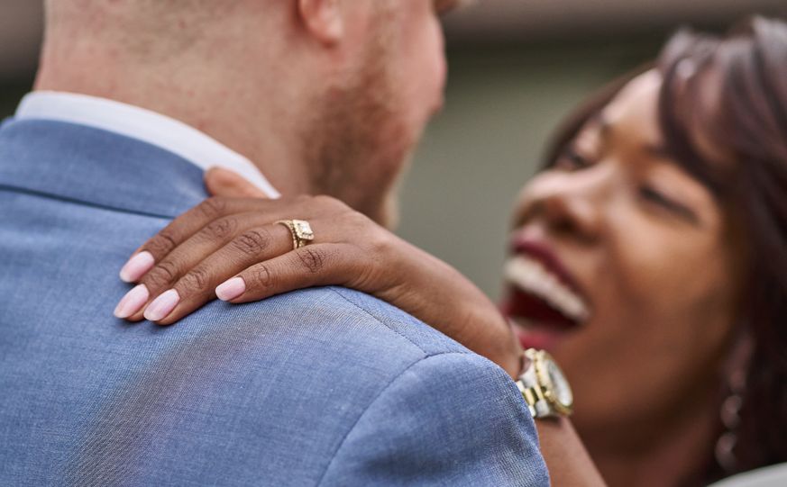 Online dating: starting a conversation on a niche platform